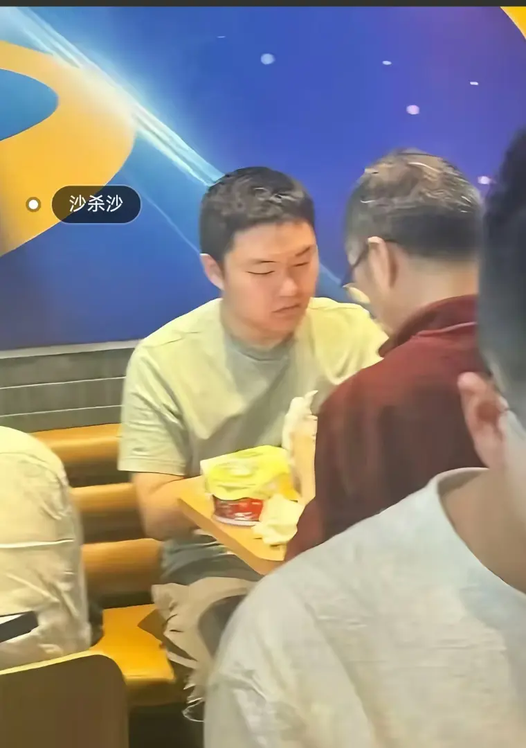 想看《上海第二工业大学沙哥》？沙哥回应最新情况，砸门视频高清呈现，老师请沙哥吃汉堡哥视频全收录