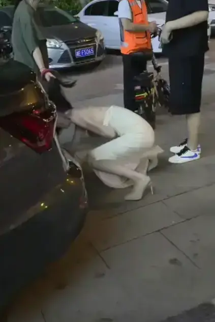 太可怕！《白衣女子被抓头发跳河》事件，小三当街被扯发拖行推入河中，湘E车牌白衣女跳河全程，高清免费看！