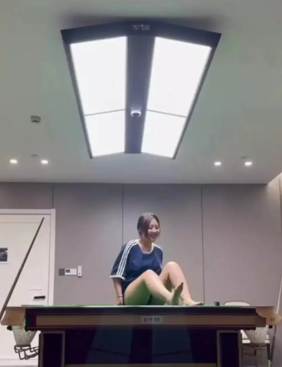 聚焦《江苏东台名爵台球厅事件》 - 江苏东台名爵台球厅助教风波持续发酵，“福利”视频流出引热议
