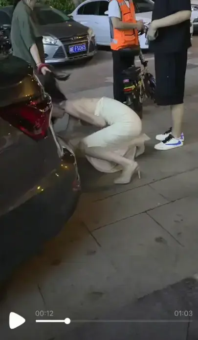 速看《白衣女子被抓头发跳河》，还原小三街头冲突白衣女子跳河事件，1080P高清无删减！