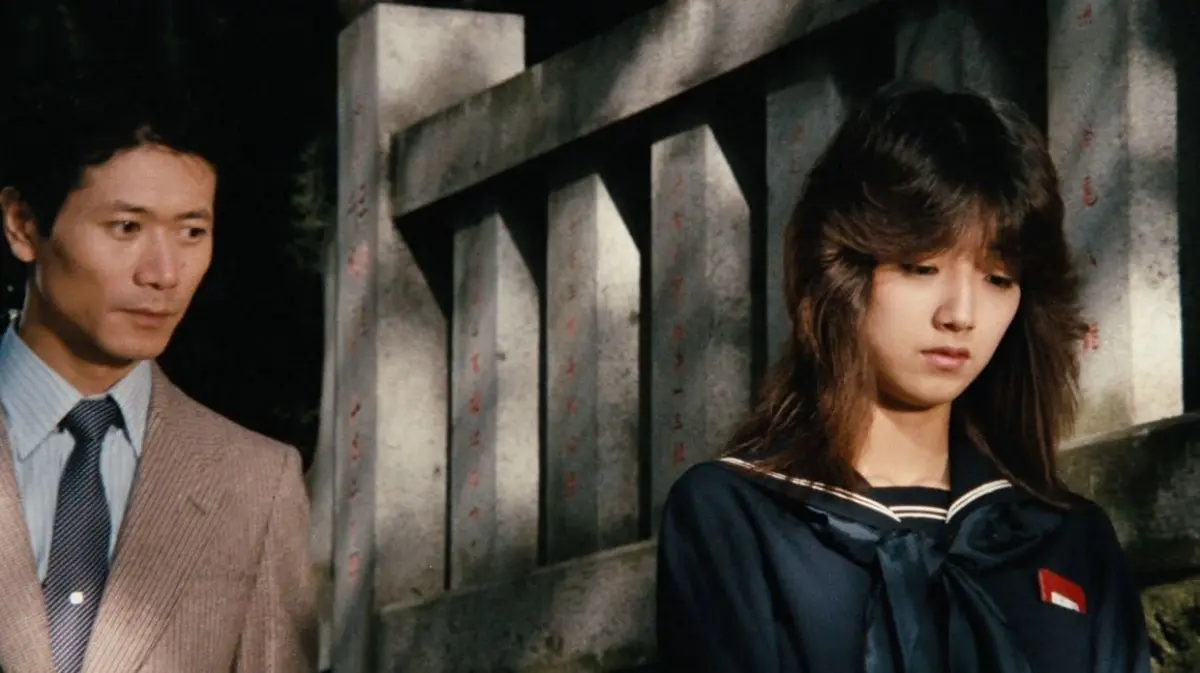 《水手服饲育》中年男爱慕少女，展现强烈占有欲-网盘免费看1982年日本剧情电影，女主角素颜冷白皮超惊艳。日本剧情电影《水手服饲育》4K原盘未删！