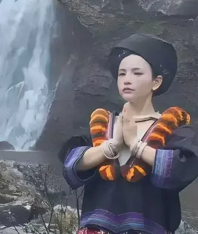 《苗族瀑布女孩》1080P高清全集免费在线看，无删减完整版在樱花动漫，VS影院也能无广告观看，还可网盘免费分享！