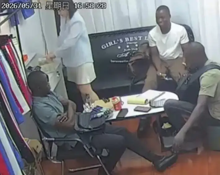 2026热门！《三个黑人买衣服》免费在线看，内含服装店监控，美女老板娘亮点多
